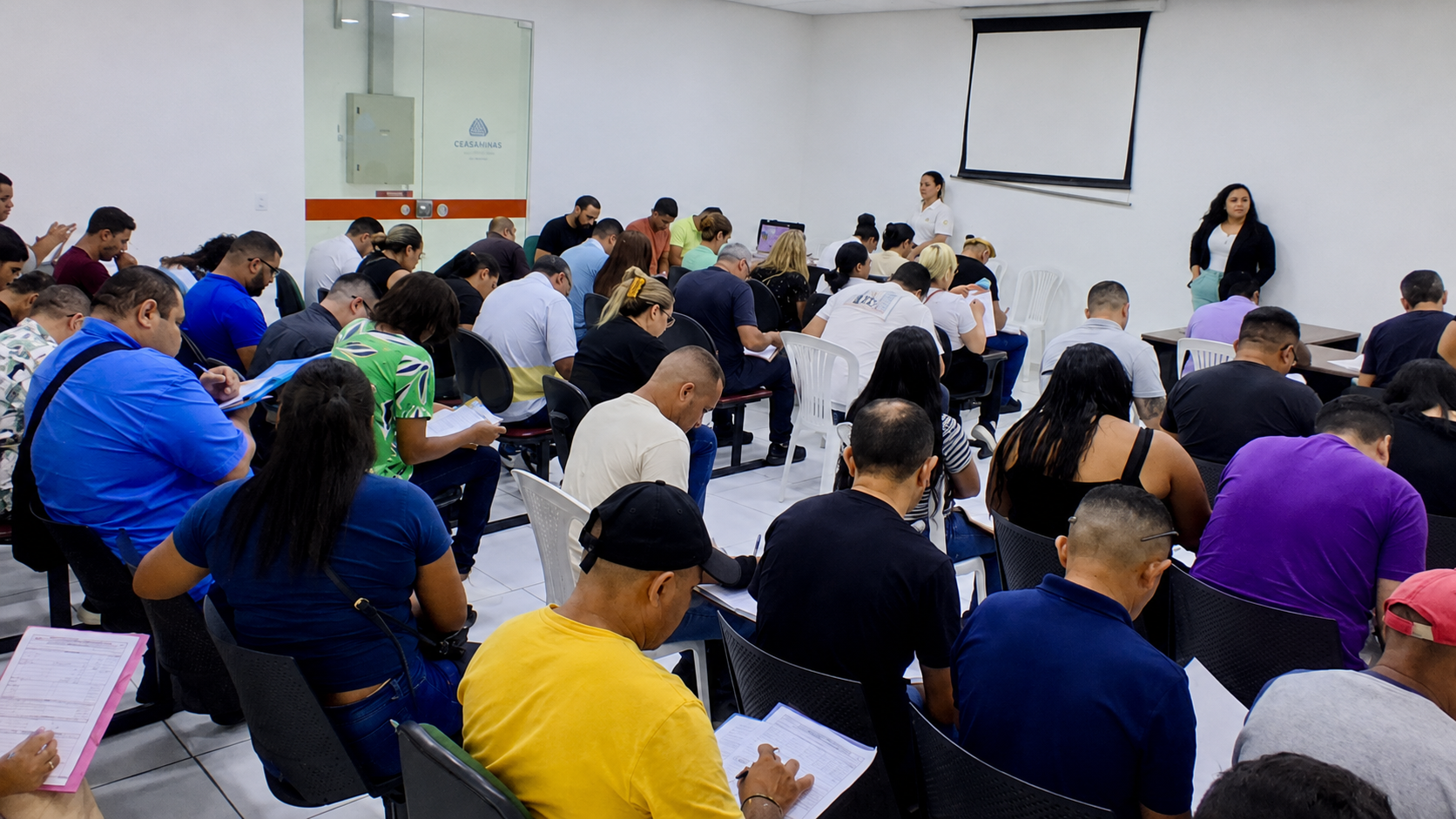 pessoas em uma sala participando de uma selecao de emprego